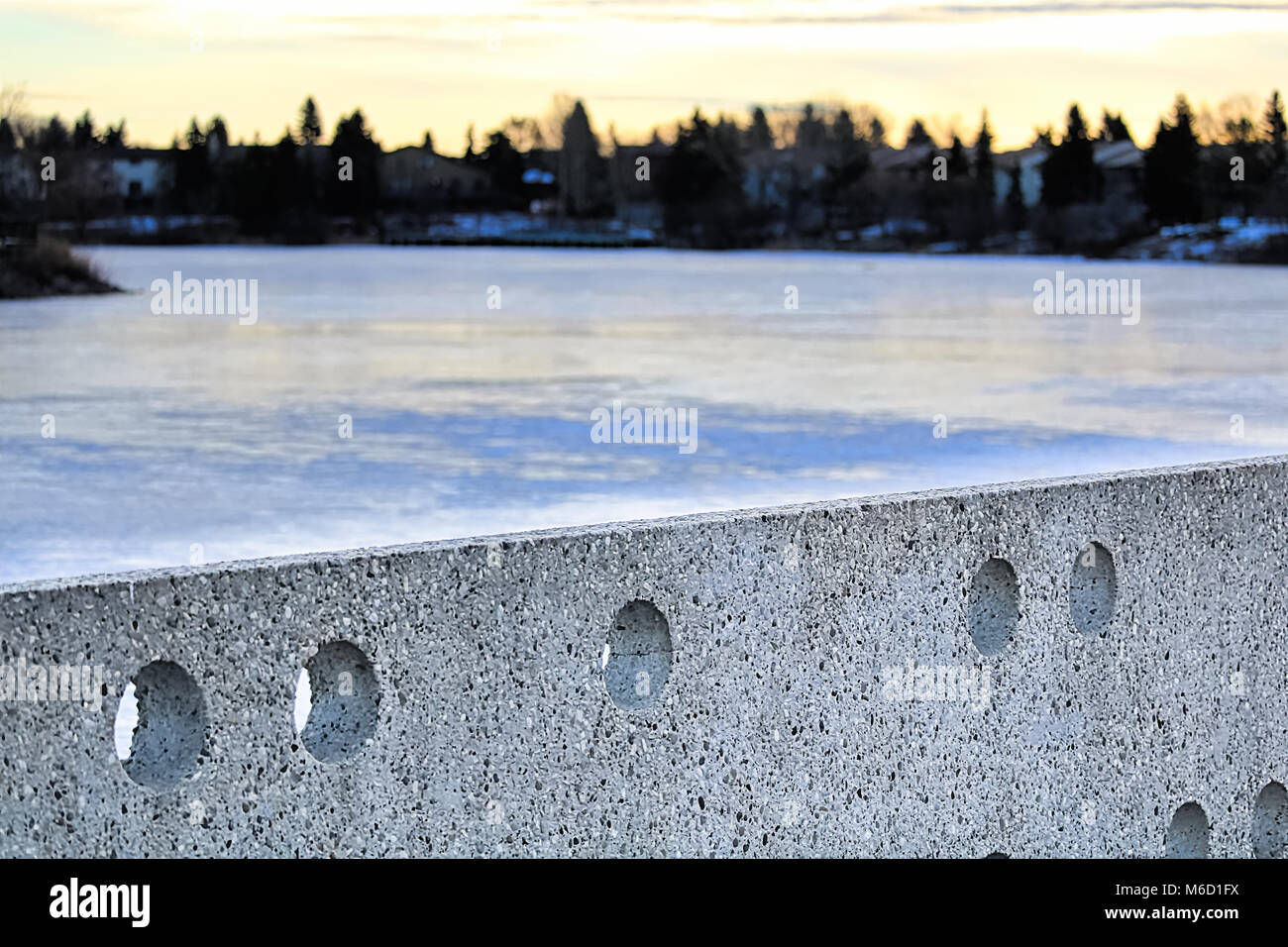 Mur de ciment à Llanberis Lake Edmonton au cours de l'hiver. Banque D'Images