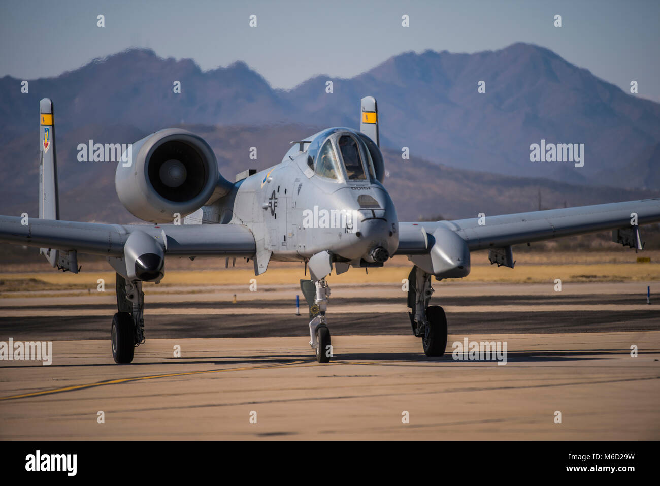 La U.S. Air Force A-10C Thunderbolt II circule sur la ligne de vol pour la préparation en 2018 de formation et de certification de vol du patrimoine au cours de la base aérienne Davis-Monthan Air Force Base, en Arizona, le 27 février, 2018. Le CCCPP fournit des pilotes civils et militaires l'occasion de pratiquer un vol en formation de concert à la préparation de futurs spectacles. (U.S. Air Force Photo par un membre de la 1re classe Michael Beyer X.) Banque D'Images