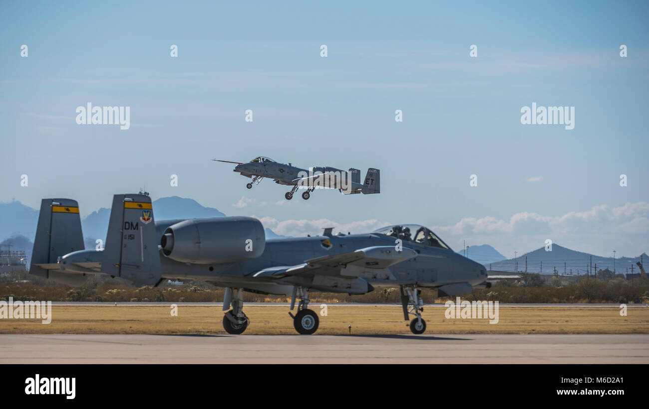 La U.S. Air Force A-10C Thunderbolt II circule sur la ligne de vol alors qu'un autre A-10 décolle en préparation pour le vol du patrimoine 2018 Cours de formation et de certification à la base aérienne Davis-Monthan Air Force Base, en Arizona, le 27 février, 2018. Le CCCPP fournit des pilotes civils et militaires l'occasion de pratiquer un vol en formation de concert à la préparation de futurs spectacles. (U.S. Air Force Photo par un membre de la 1re classe Michael Beyer X.) Banque D'Images