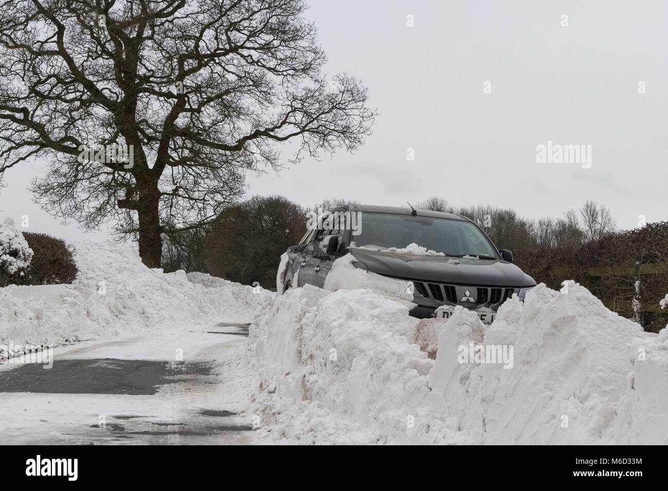 Uttoxeter, Staffordshire, Royaume-Uni. 09Th Mar, 2018. Météo France : un 4x4 Mitsubishi est coincé et bloqué dans un immense banc de neige près d'Uttoxeter, en raison de la neige à partir de la tempête Emma. Uttoxeter, Staffordshire, Royaume-Uni. 2 mars 2018. Crédit : Richard Holmes/Alamy Live News Banque D'Images