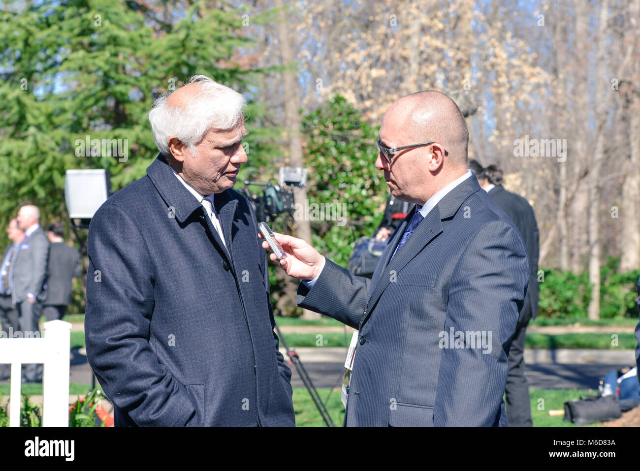 Charlotte, NC, le 2 mars 2018. Ravi Zacharias parle avec un reporter avant de Billy Graham funérailles. Il s'agit d'un médaillon en or auteur primé et apologiste chrétien. Credit : Château Light Images / Alamy Live News. Charlotte. Credit : Château Light Images / Alamy Live News. Banque D'Images