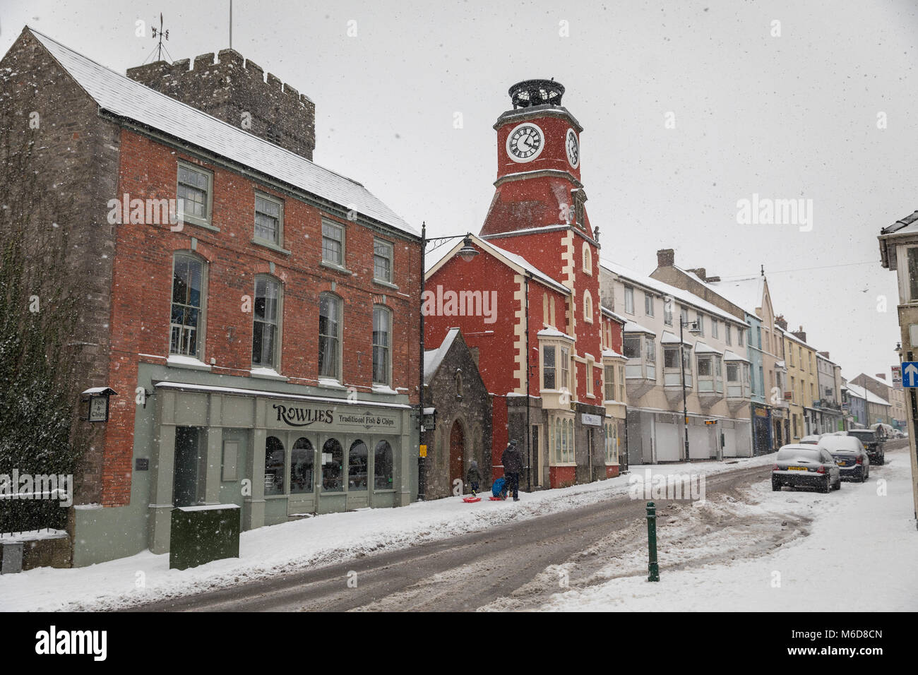 Pembrokeshire, Pays de Galles, 2 mars 2018. Une rue principale remplie de neige rares dans la ville de Pembroke à Pembrokeshire, Pays de Galles Credit : Drew Buckley/Alamy Live News Banque D'Images