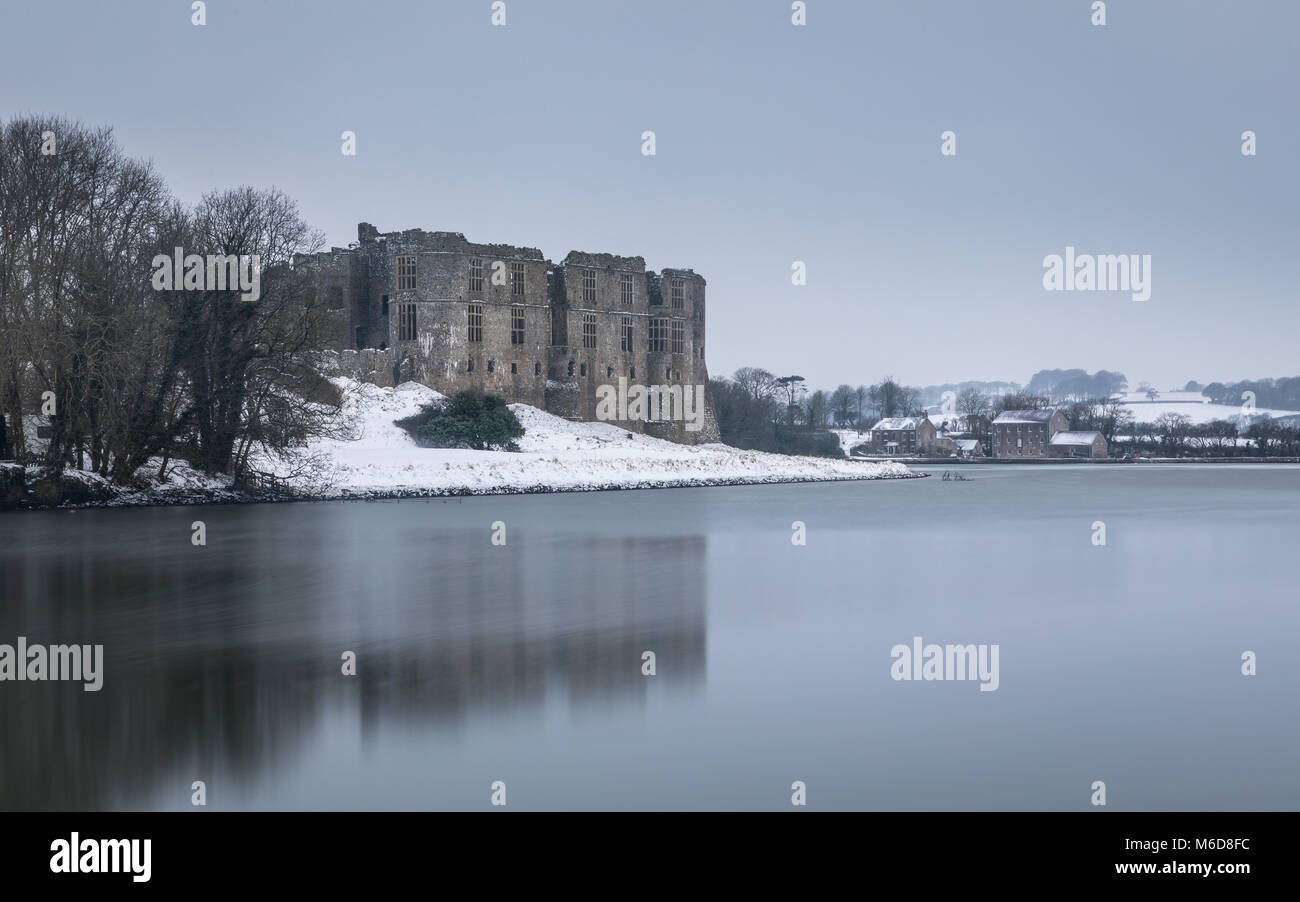 Pembrokeshire, Pays de Galles, 2 mars 2018. Une scène remplie de neige rares au château de Manorbier & Tidal Mill de Pembrokeshire, Pays de Galles Credit : Drew Buckley/Alamy Live News Banque D'Images