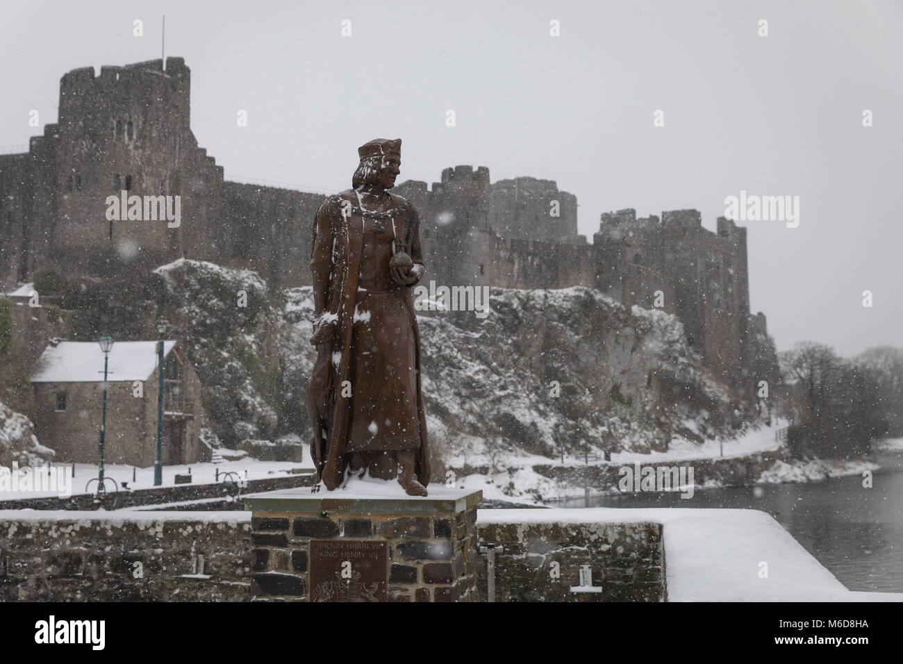 Pembrokeshire, Pays de Galles, 2 mars 2018. Une scène remplie de neige rares à l'Henri Tudor statue et Château de Pembroke Pembroke en ville, Pembrokeshire, Pays de Galles : Crédit a appelé Buckley/Alamy Live News Banque D'Images