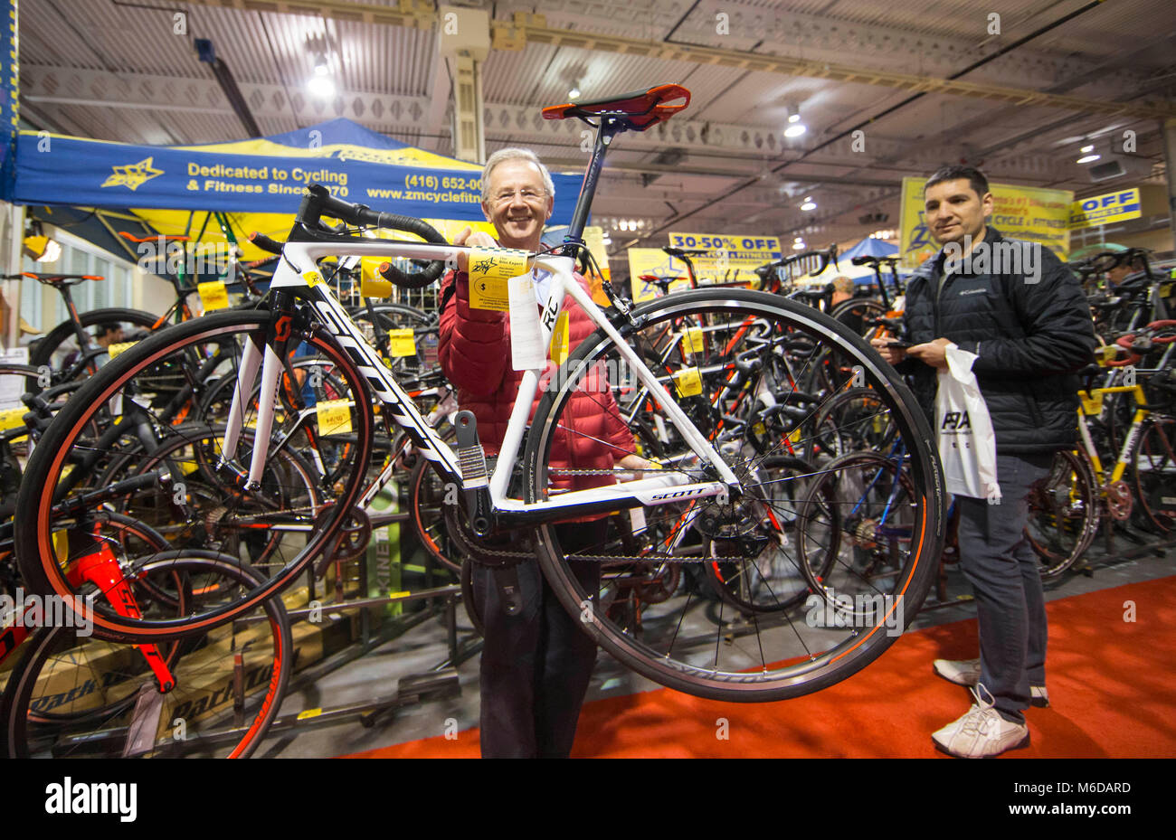 Toronto, Canada. 2e Mar, 2018. Un visiteur se soulève un vélo avec un doigt qu'il sent son poids au cours de la 2018 Toronto International Bicycle Show à Toronto, Canada, le 2 mars 2018. Le rapport annuel salon de trois jours a débuté le vendredi. Credit : Zou Zheng/Xinhua/Alamy Live News Banque D'Images