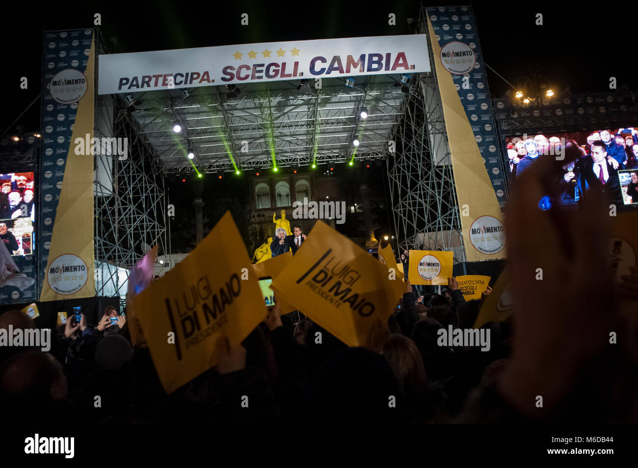 Rome, Italie. 02 Mar 2018. Parti populiste Mouvement 5 étoiles tenir son dernier rallye électoral sur la Piazza del Popolo. Sur la scène, il y avait un long discours de Luigi Di Maio, le premier candidat de 31 ans et l'équipe du cabinet. À l'appui de leur candidature, il y avait aussi le parlementaire Paola Taverna, le sous-Roberto Fico et Roberta Lombardi, candidat à la présidence de région du Latium. Aussi parmi les invité sur la scène dit Beppe Grillo, le comédien italien qui est le fondateur du mouvement, et d'Alessandro di Battista, appelé "le guerrier" par 5 étoiles proches des mouvements. Cr Banque D'Images