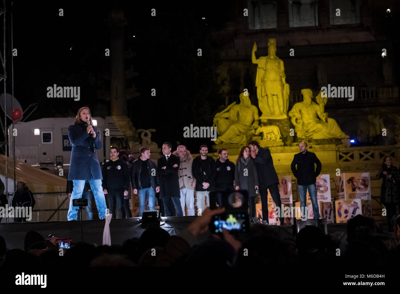 Rome, Italie. 02 Mar 2018. Parti populiste Mouvement 5 étoiles tenir son dernier rallye électoral sur la Piazza del Popolo. Sur la scène, il y avait un long discours de Luigi Di Maio, le premier candidat de 31 ans et l'équipe du cabinet. À l'appui de leur candidature, il y avait aussi le parlementaire Paola Taverna, le sous-Roberto Fico et Roberta Lombardi, candidat à la présidence de région du Latium. Aussi parmi les invité sur la scène dit Beppe Grillo, le comédien italien qui est le fondateur du mouvement, et d'Alessandro di Battista, appelé "le guerrier" par 5 étoiles proches des mouvements. Cr Banque D'Images