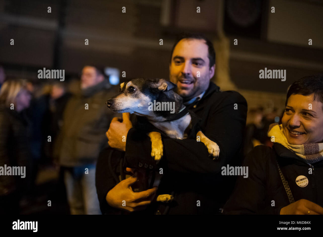 Rome, Italie. 02 Mar 2018. Parti populiste Mouvement 5 étoiles tenir son dernier rallye électoral sur la Piazza del Popolo. Sur la scène, il y avait un long discours de Luigi Di Maio, le premier candidat de 31 ans et l'équipe du cabinet. À l'appui de leur candidature, il y avait aussi le parlementaire Paola Taverna, le sous-Roberto Fico et Roberta Lombardi, candidat à la présidence de région du Latium. Aussi parmi les invité sur la scène dit Beppe Grillo, le comédien italien qui est le fondateur du mouvement, et d'Alessandro di Battista, appelé "le guerrier" par 5 étoiles proches des mouvements. Cr Banque D'Images