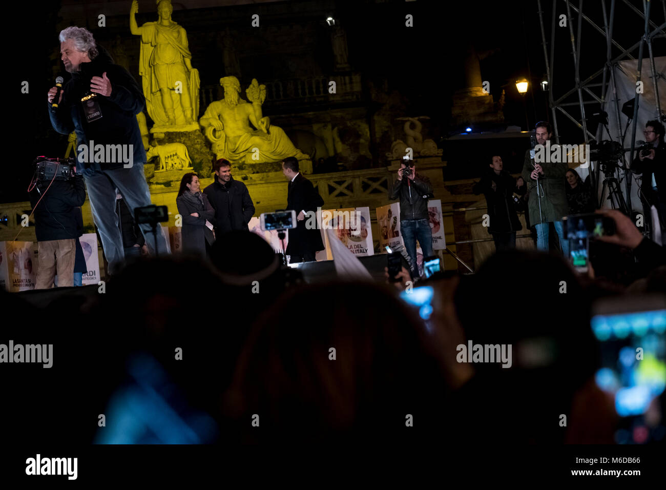 Rome, Italie. 02 Mar 2018. Parti populiste Mouvement 5 étoiles tenir son dernier rallye électoral sur la Piazza del Popolo. Sur la scène, il y avait un long discours de Luigi Di Maio, le premier candidat de 31 ans et l'équipe du cabinet. À l'appui de leur candidature, il y avait aussi le parlementaire Paola Taverna, le sous-Roberto Fico et Roberta Lombardi, candidat à la présidence de région du Latium. Aussi parmi les invité sur la scène dit Beppe Grillo, le comédien italien qui est le fondateur du mouvement, et d'Alessandro di Battista, appelé "le guerrier" par 5 étoiles proches des mouvements. Cr Banque D'Images