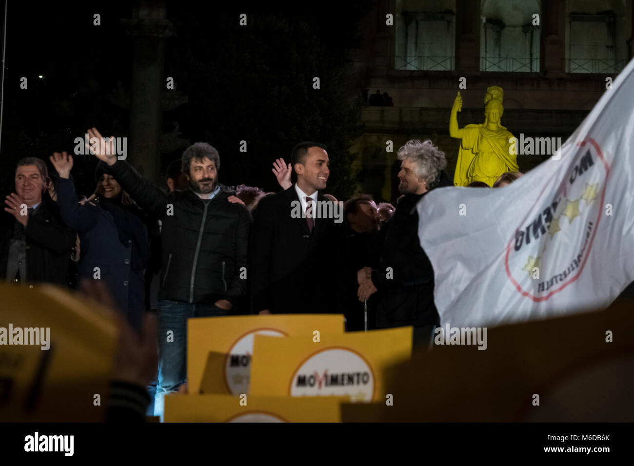 Rome, Italie. 02 Mar 2018. Parti populiste Mouvement 5 étoiles tenir son dernier rallye électoral sur la Piazza del Popolo. Sur la scène, il y avait un long discours de Luigi Di Maio, le premier candidat de 31 ans et l'équipe du cabinet. À l'appui de leur candidature, il y avait aussi le parlementaire Paola Taverna, le sous-Roberto Fico et Roberta Lombardi, candidat à la présidence de région du Latium. Aussi parmi les invité sur la scène dit Beppe Grillo, le comédien italien qui est le fondateur du mouvement, et d'Alessandro di Battista, appelé "le guerrier" par 5 étoiles proches des mouvements. Cr Banque D'Images