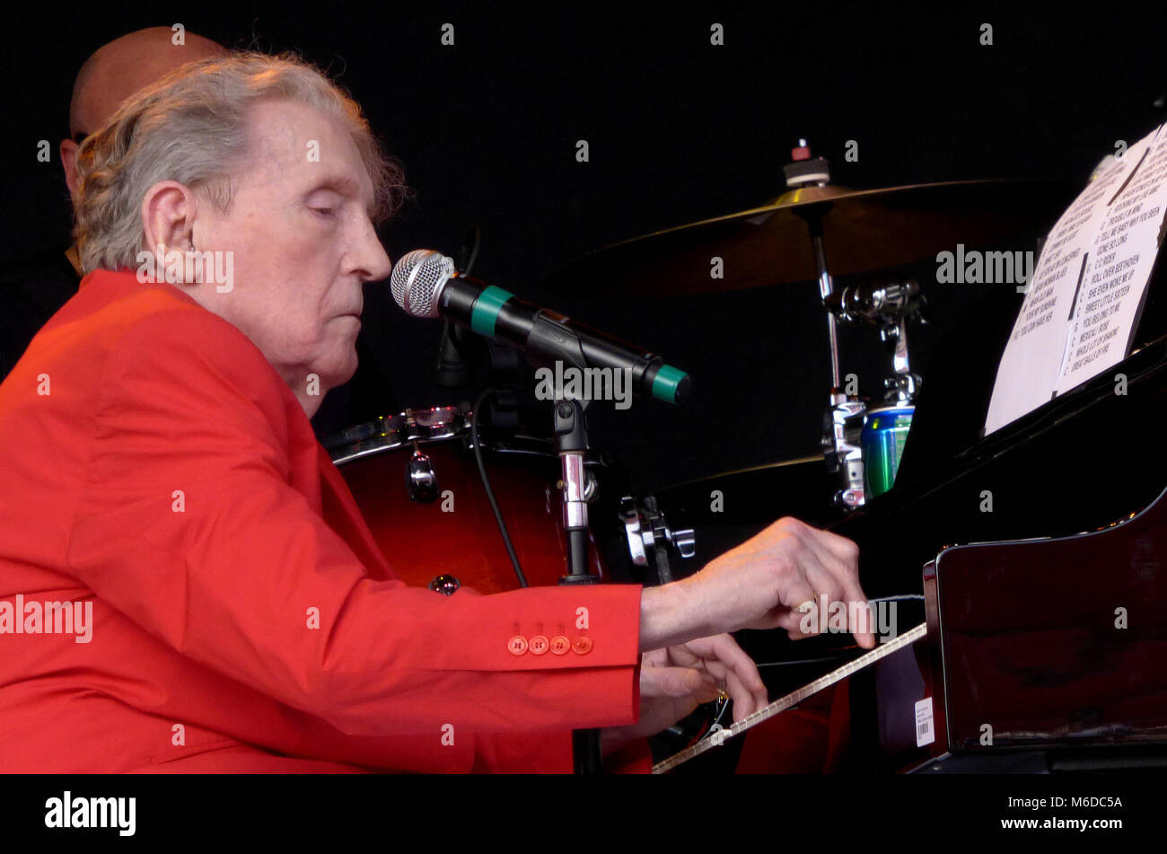 Plant City, Florida, USA. 2 mars, 2018. Le légendaire chanteur, auteur-compositeur et pianiste Jerry Lee Lewis, effectue le 2 mars 2018 au Florida Strawberry Festival à Plant City, en Floride. Un pionnier du rock and roll et de la musique rockabilly, les 82 ans, Lewis est souvent connu par son surnom, le tueur. (Paul Hennessy/Alamy) Crédit : Paul Hennessy/Alamy Live News Banque D'Images