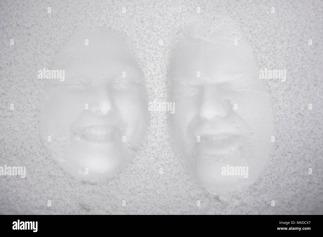 Stirlingshire, Scotland, UK - 3 mars 2018 : UK - encore beaucoup de neige profonde à faceplant - faire face à la neige à Stirlingshire - photo de visages enfoncé dans la neige - l'illusion d'optique 3D Crédit : Kay Roxby/Alamy Live News Banque D'Images
