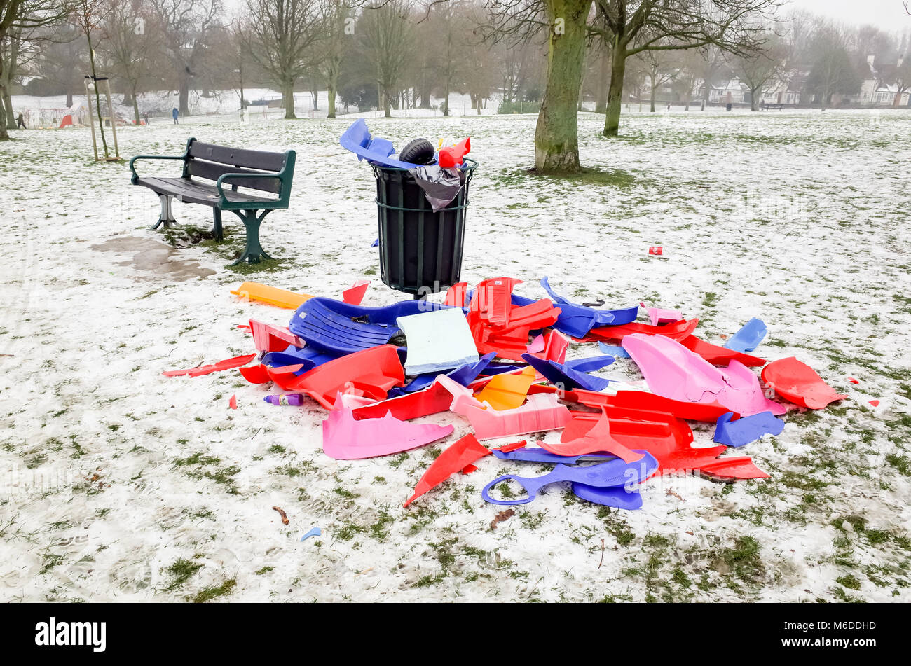 Carshalton Park, Londres. Le 3 mars 2018. Les familles et les parents ont l'objet de dumping en traîneaux en plastique Carshalton Park, Londres du sud comme la neige commence à fondre, le samedi 3 mars. Crédit : Darren Lehane/Alamy Live News Banque D'Images