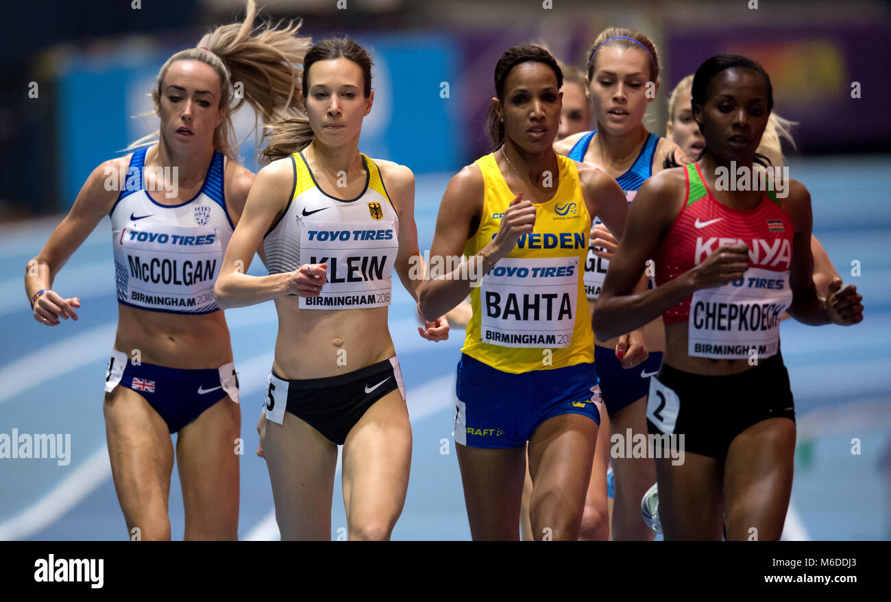 02 mars 2018, Grande-Bretagne, Birmingham : Championnats du monde en salle d'athlétisme, de la femme, 1500m : Eilish McColgan (L-R) de Grande-Bretagne, Hanna Klein de l'Allemagne, de la Suède et de Bahta Fsrem Chepkoech Béatrice du Kenya en action. Photo : Sven Hoppe/dpa Banque D'Images