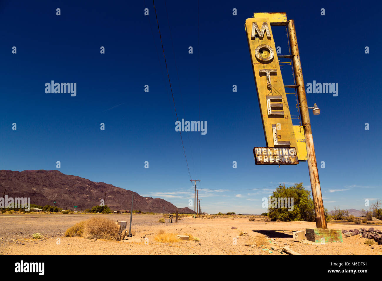 Vintage rusty motel sign sur la Route 66 dans la région de American desert land Banque D'Images