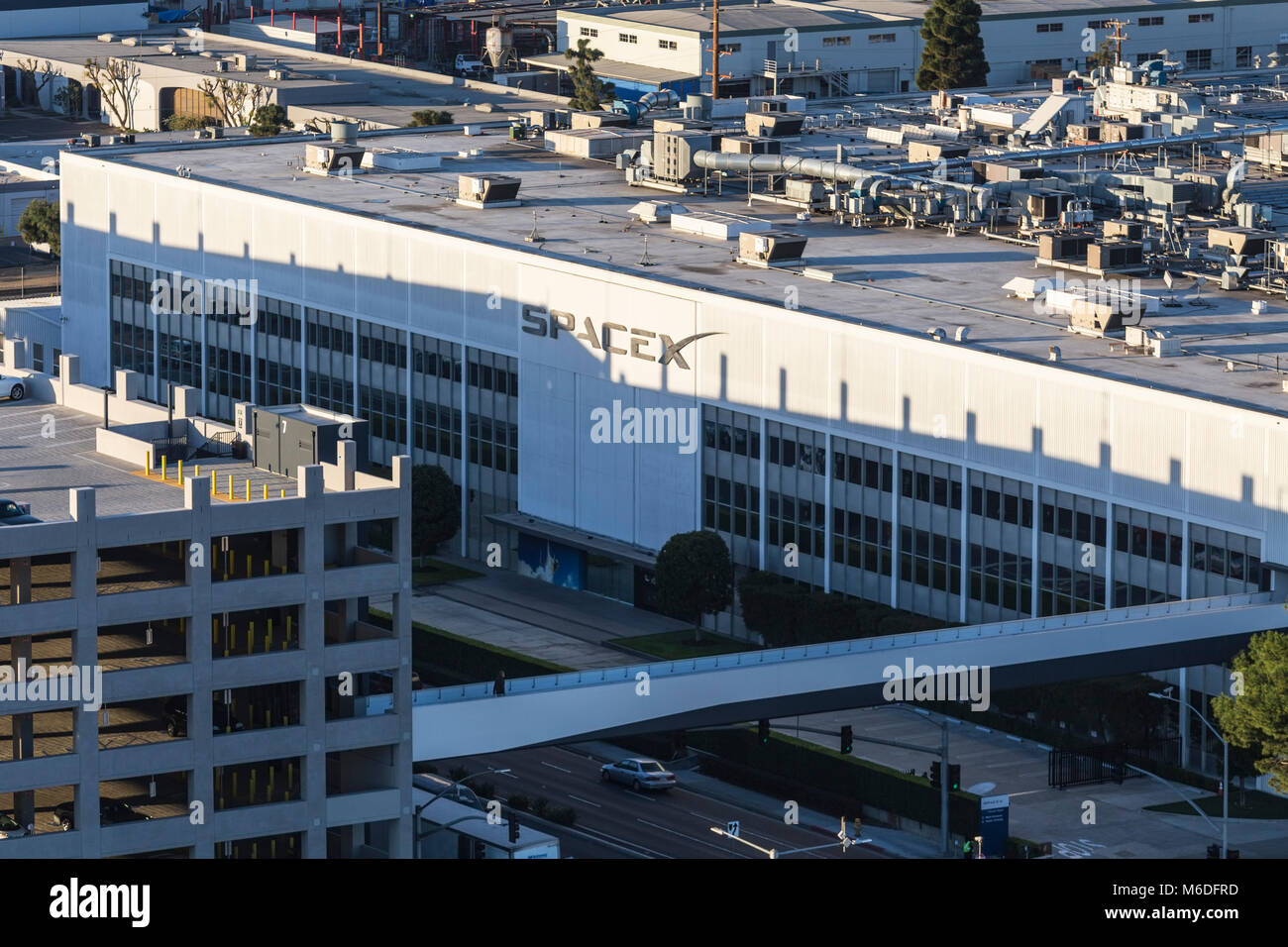 Hawthorne, Californie, USA - 20 Février 2018 : Vue aérienne de l'administration centrale et de la fusée SPACEX bâtiment de fabrication. Banque D'Images