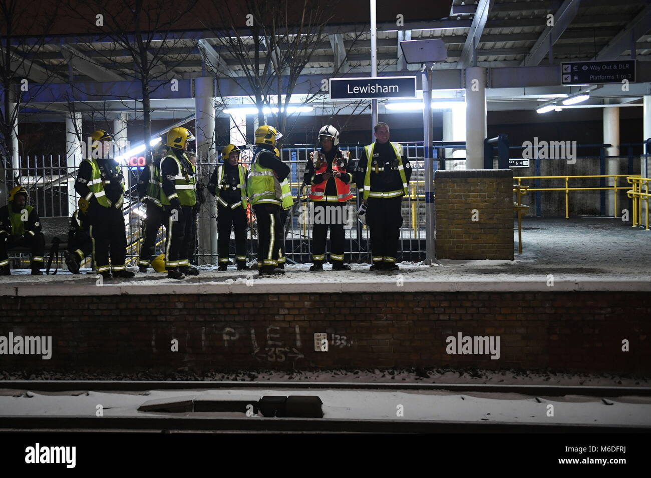 Les travailleurs d'urgence à Lewisham station après passagers frustrés par les retards des trains et sauta de marchait dans les voies près de la gare du sud de Londres. Banque D'Images