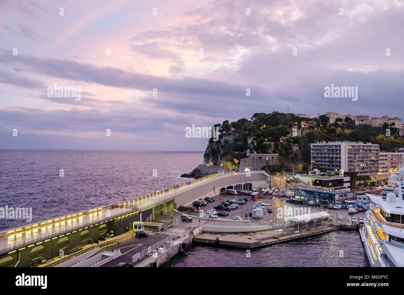 Monaco, Principauté de Monaco - 3 novembre, 2015 : Le point de vue de Monaco-Ville, la vieille ville sur un promontoire rocheux s'étendant dans la Méditerranée Banque D'Images