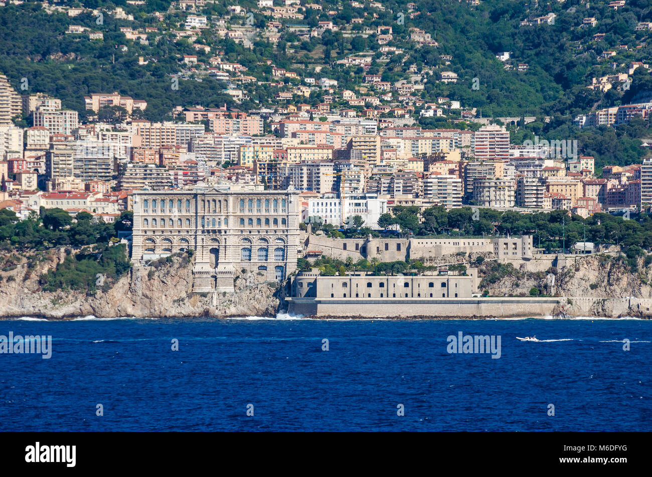 Monaco, Principauté de Monaco - 30 mai 2016 : l'avis de l'édifices modernes et Musée Océanographique de Monaco comme vu de la mer dans le plus d Banque D'Images