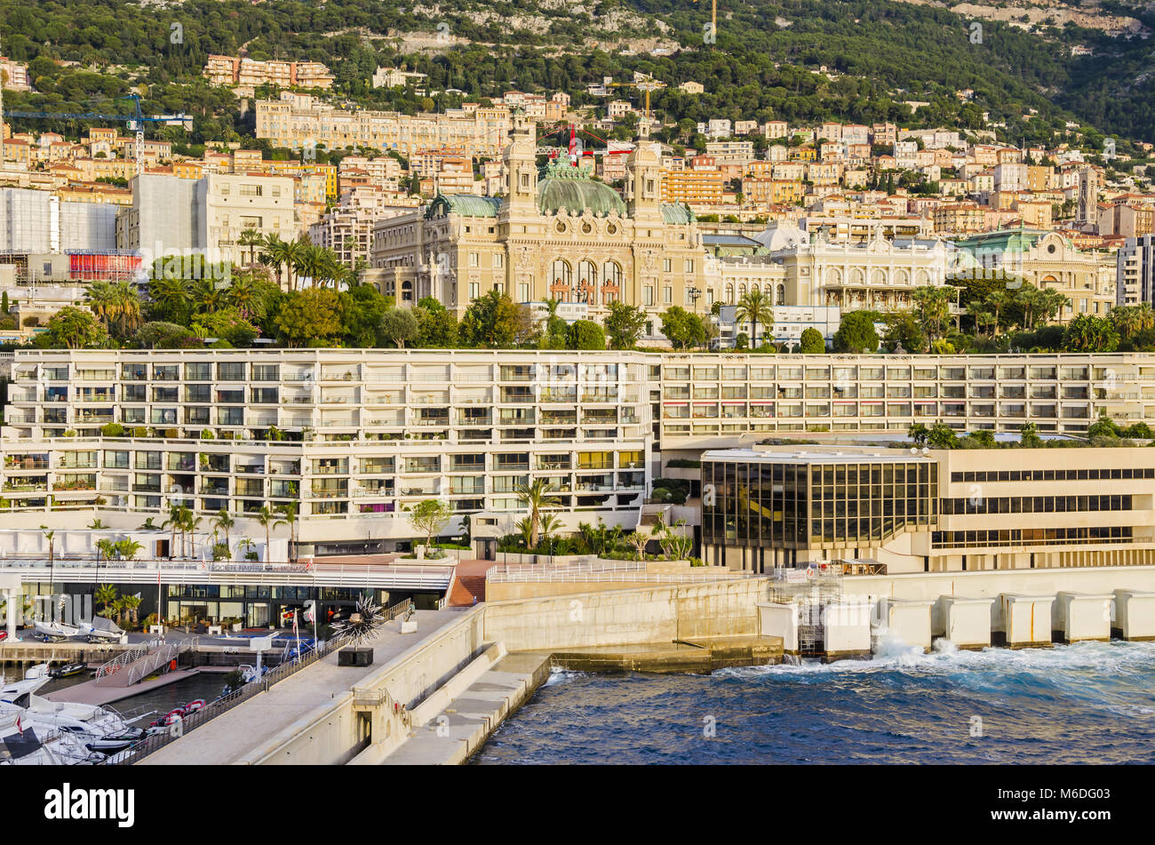 Monaco, Principauté de Monaco - 3 novembre, 2015 : Le point de vue du premier casino et la plus populeuse, Quartier, Monte Carlo, de la Medite Banque D'Images