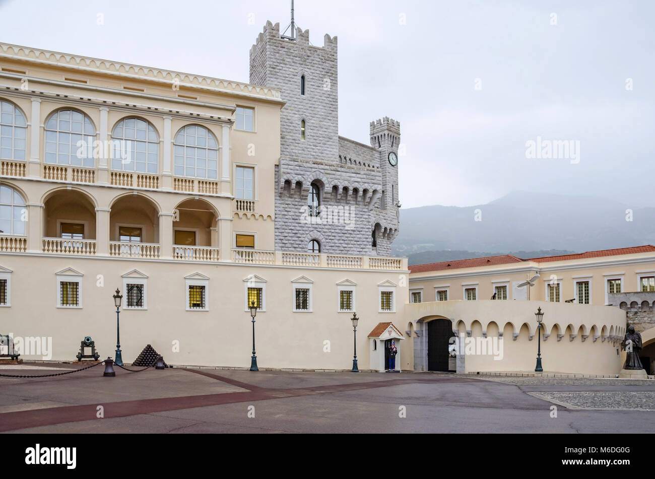 Monaco, Principauté de Monaco - 3 novembre, 2015 : Le point de vue du Palais princier, résidence de l'actuel roi Albert II avec palace guard Banque D'Images