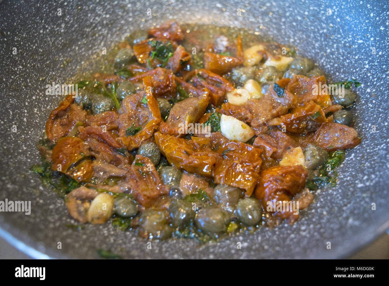 Style calabrese avec sauce aux tomates séchées et câpres olives vertes Banque D'Images