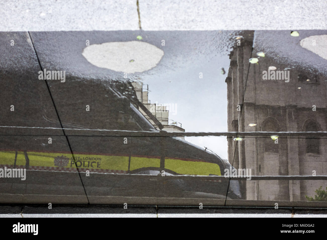 Résumé réflexions London City - Ville de London police van flaque reflet Banque D'Images