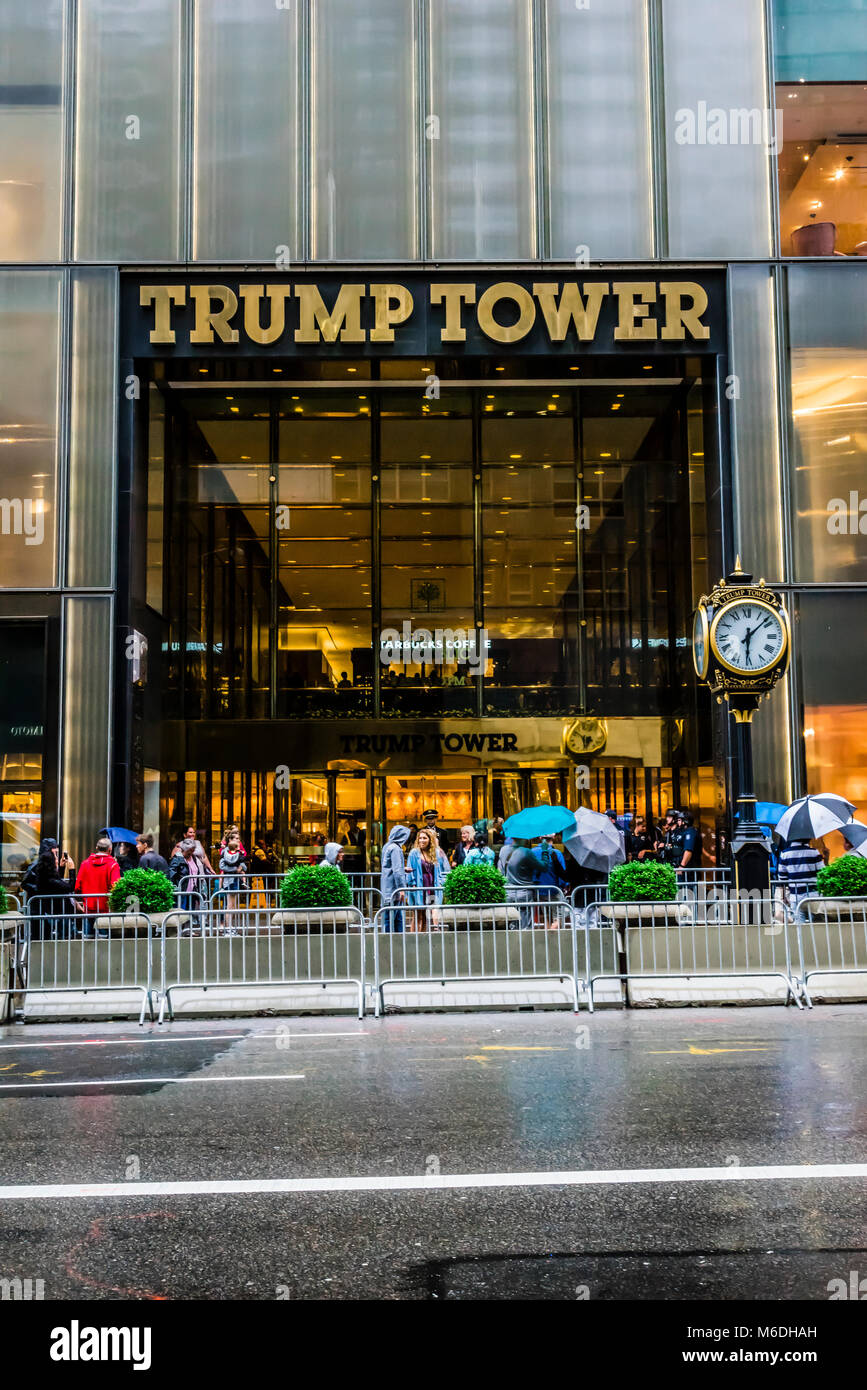 Entrée de la tour Trump Manhattan Fifth Avenue - New York, New York, USA Banque D'Images
