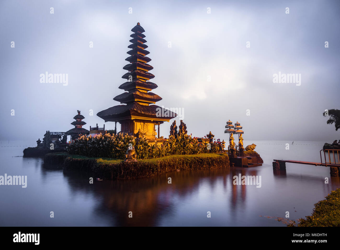 L'île flottante temple balinais située dans le nord de Bali sur un lac avec  sa belle architecture Photo Stock - Alamy