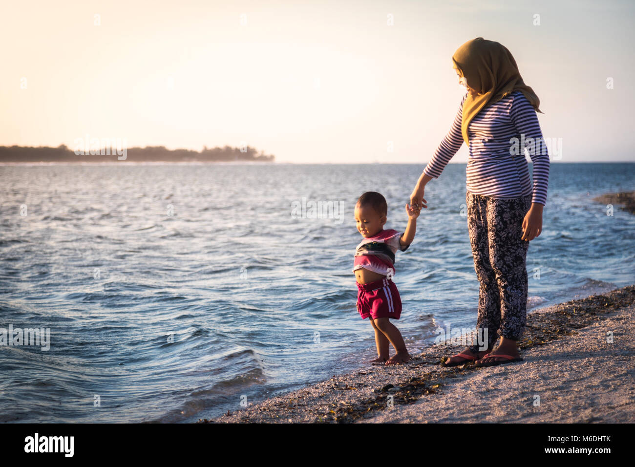 Femme avec enfant sur la plage Banque de photographies et d’images à haute résolution Alamy