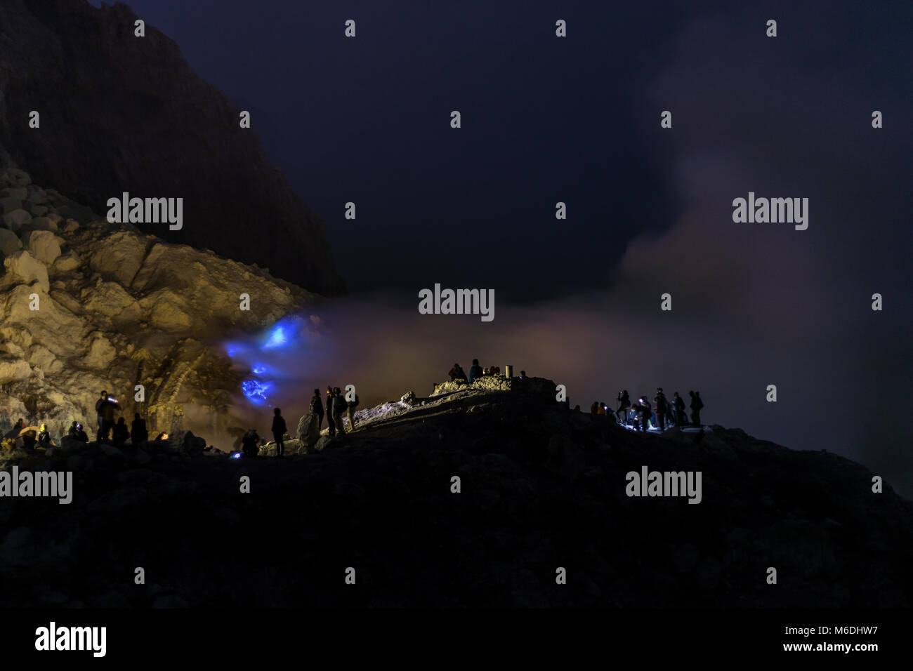 Les flammes bleues du soufre sous les rochers du cratère Ijen la nuit, Indonésie Banque D'Images