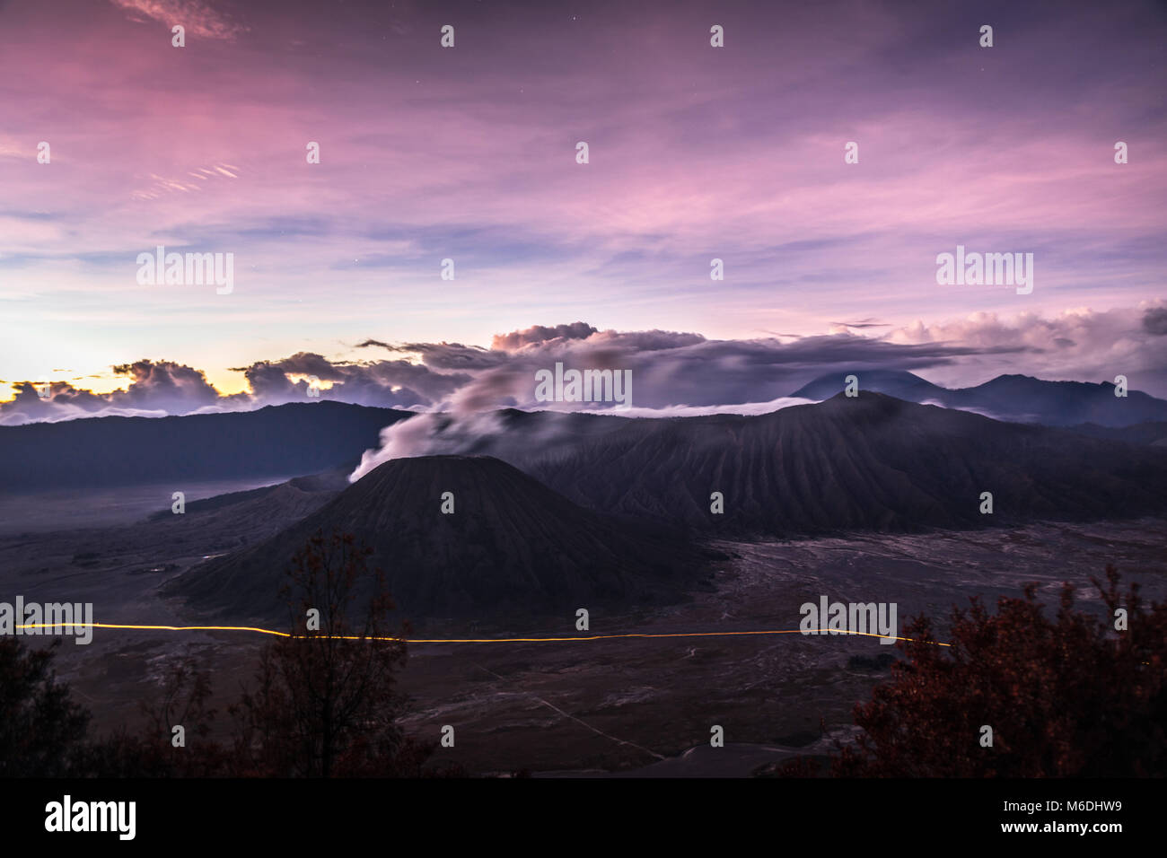 Le lever du soleil à partir de la vue lointaine d'un volcan actif du Mont Bromo Banque D'Images
