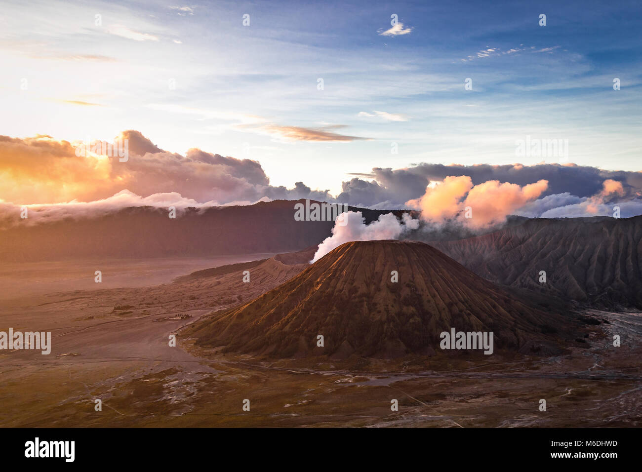 Le lever du soleil à partir de la vue lointaine d'un volcan actif du Mont Bromo Banque D'Images