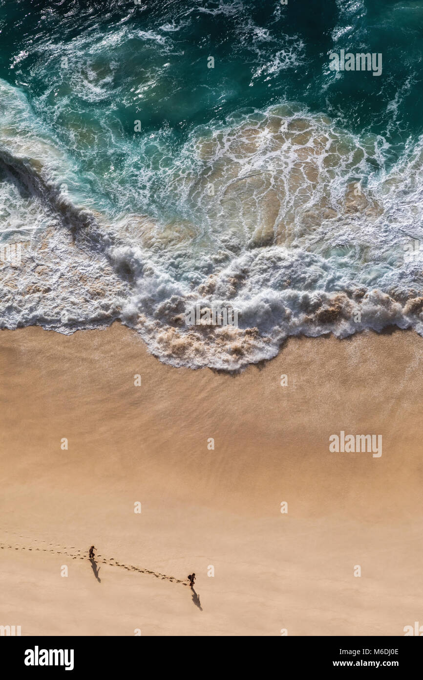 Vue à vol d'oiseau sans un bourdon de la plage de sable doré de Nusa Penida Banque D'Images Vue à vol d'oiseau sans un bourdon de la plage de sable doré de Nusa Penida Banque D'Images