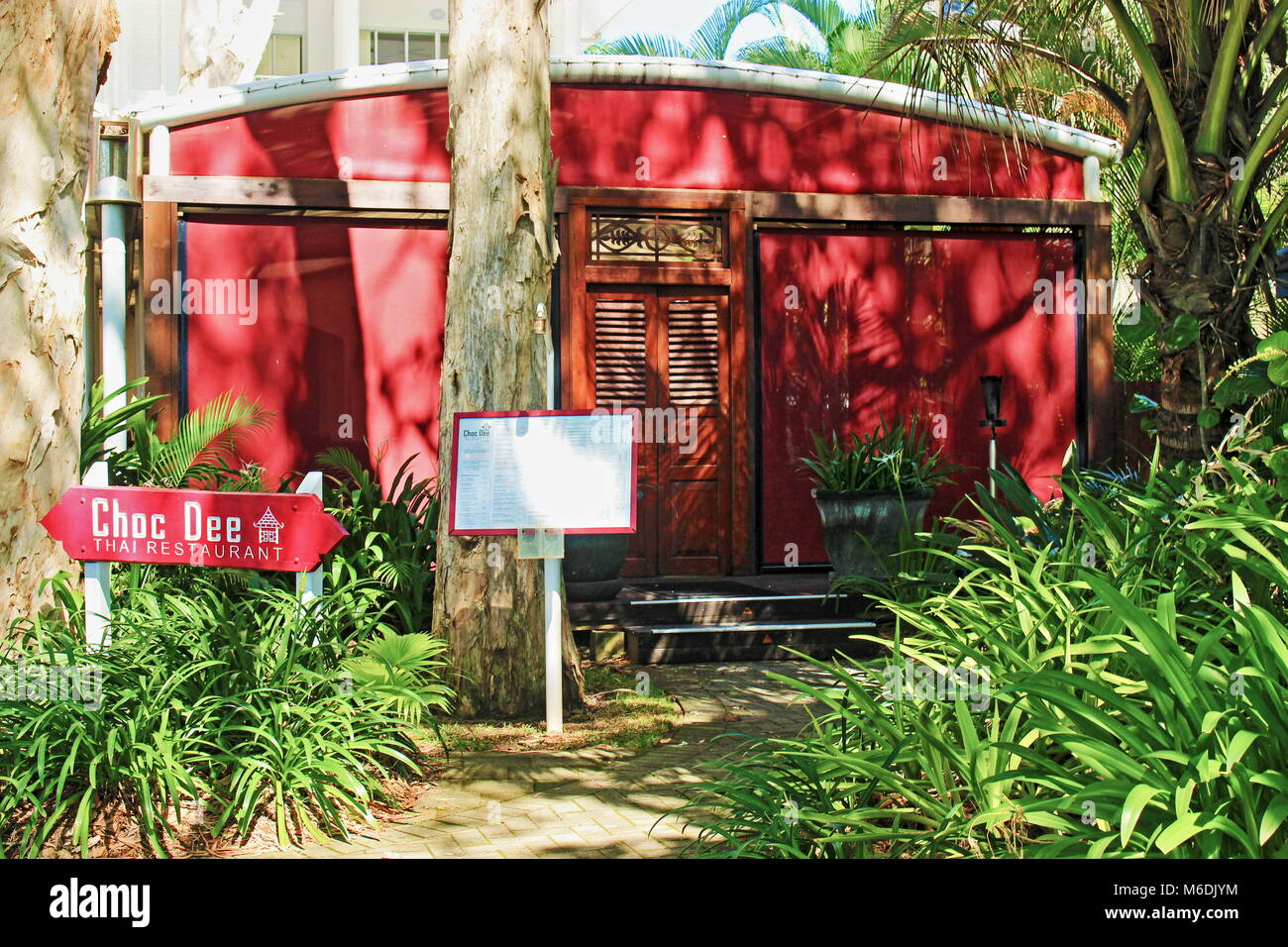 Choc Dee Thai Restaurant pavilion dans la lumière du jour, à droite sur l'esplanade en milieu tropical Palm Cove Queensland Australie Banque D'Images