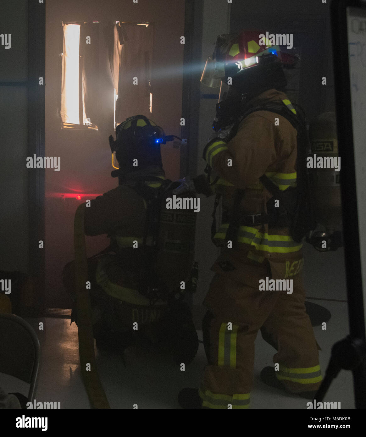 Les pompiers dans le 60e Escadron de génie civil répondre à une urgence scénario, 1 mars 2018, à Travis Air Force Base, Californie aviateurs ont participé à une semaine d'exercice de préparation à l'échelle de la base, qui a évalué l'état de préparation de base et la capacité d'exécuter et de maintenir la croissance rapide de la mobilité mondiale autour du monde. (U.S. Air Force Photo de Heide Table) Banque D'Images