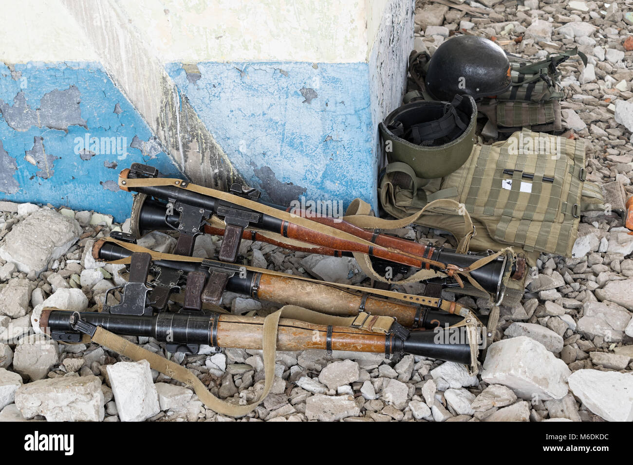 Les lance-grenades RPG-7 sur les rochers dans le bâtiment détruit Banque D'Images