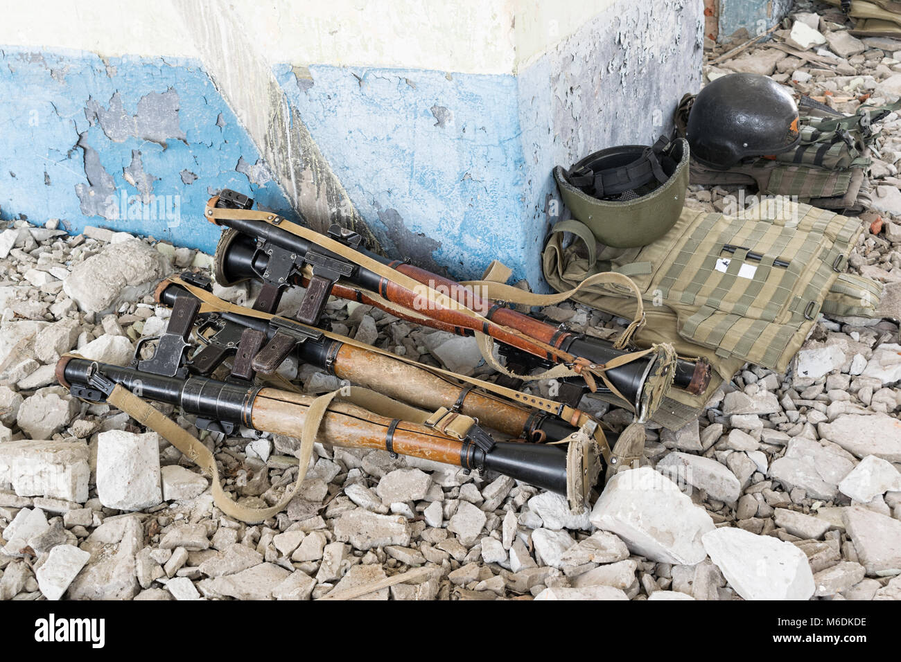 Les lance-grenades RPG-7 sur les rochers dans le bâtiment détruit Banque D'Images