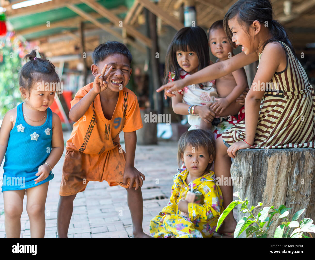 SIEM REAP, Cambodge - 2 mai : enfants non identifiés de Cambodgiens à spean kabal le 2 mai 2015 à Siem Reap, Cambodge Banque D'Images