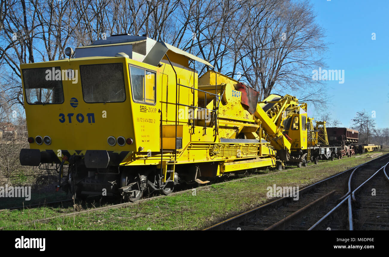 Train Jaune assis sur les voies en gare ferroviaire Banque D'Images