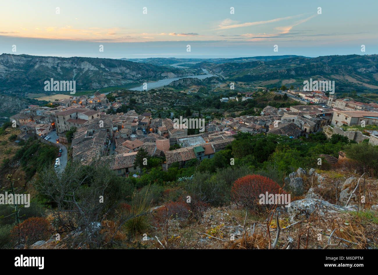 Sunrise vieille 20/410 famos Calabria - vue sur le village, dans le sud de l'Italie. Banque D'Images