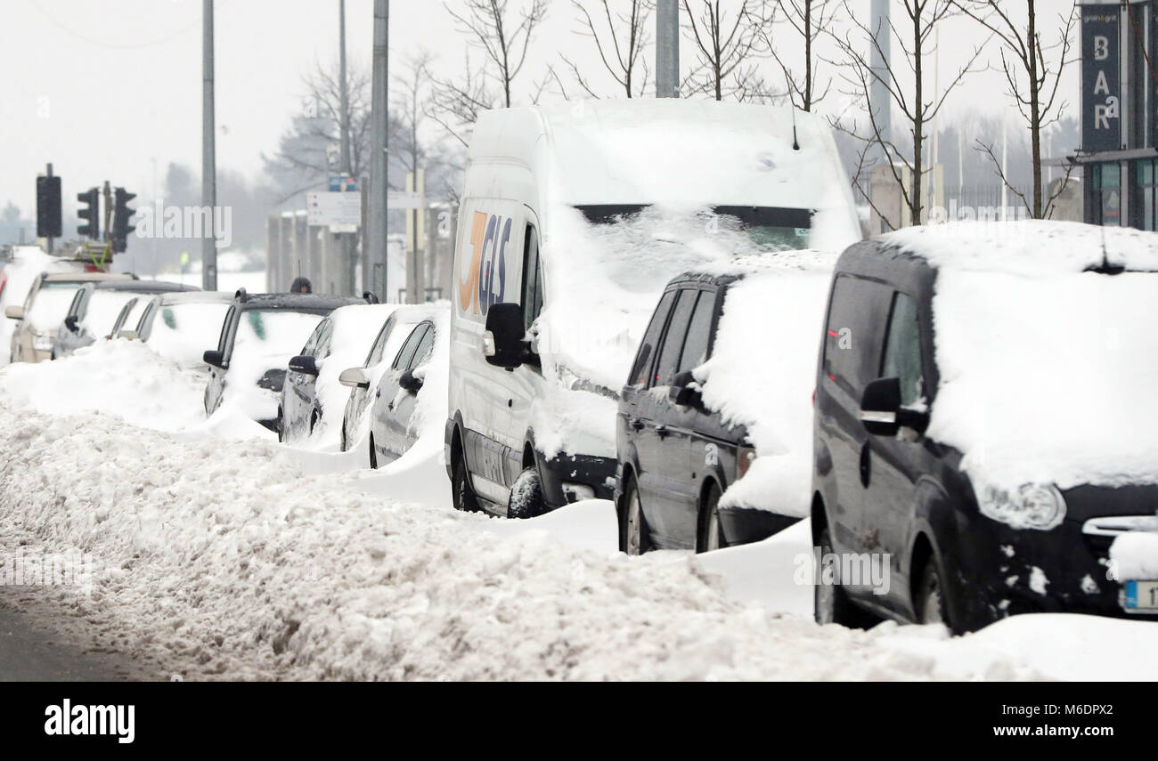 Voitures abandonnées dans la neige sur la N81 à Dublin comme un état d'alerte météo orange remians dans plusieurs comtés de l'Irlande. Banque D'Images