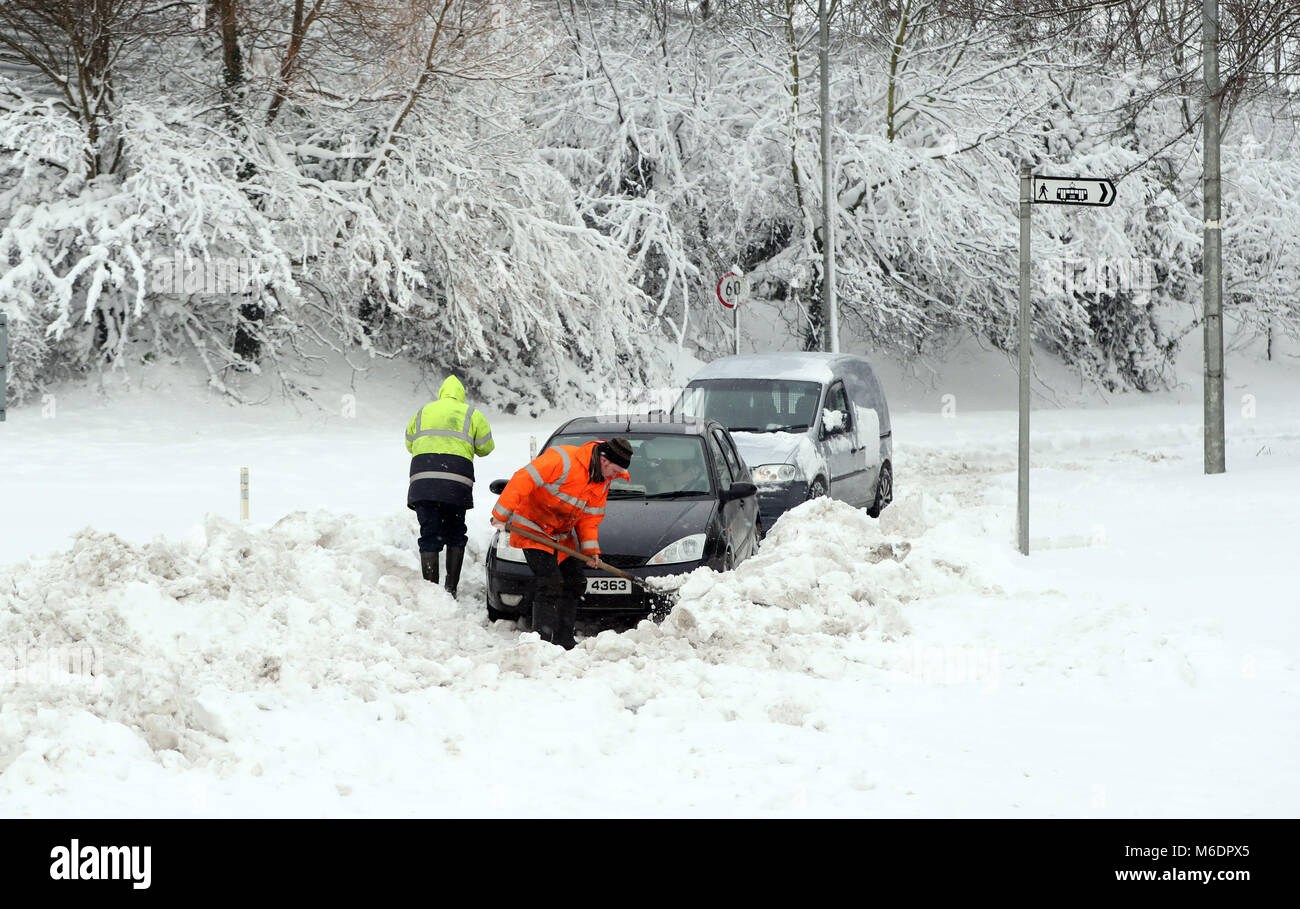 Les automobilistes à creuser leurs voitures dans la neige près du Citywest Hotel de Dublin comme un état d'alerte météo orange reste dans plusieurs comtés de l'Irlande. Banque D'Images