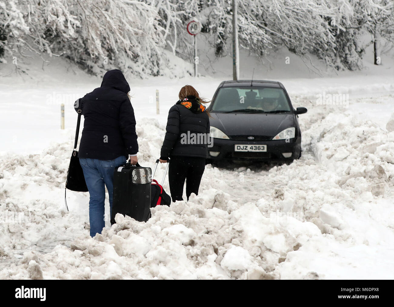 Deux femmes font leur chemin à travers la neige à l'ouest de la ville de Dublin comme un état d'alerte météo orange reste dans plusieurs comtés de l'Irlande. Banque D'Images