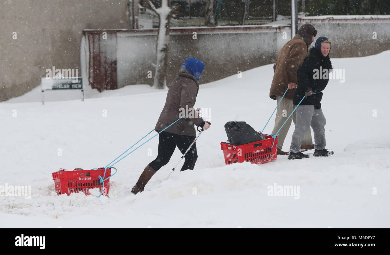Les gens tirent shopping à travers la neige lourde à Tallaght, Dublin comme un état d'alerte météo orange reste dans plusieurs comtés de l'Irlande. Banque D'Images