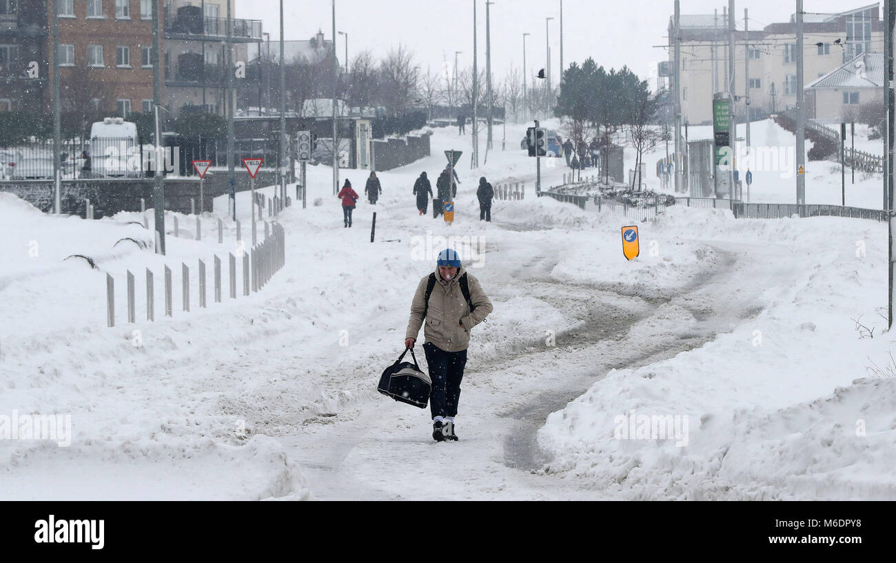 Un homme marche à travers l'ouest de la ville de Dublin comme un état d'alerte météo orange reste dans plusieurs comtés de l'Irlande. Banque D'Images