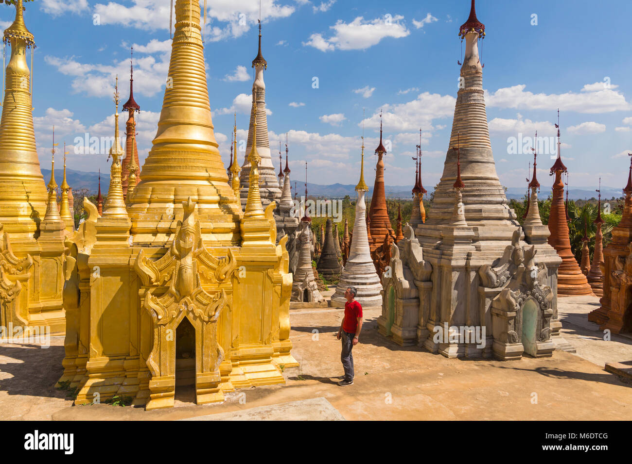 Touristes regardant des stupas au complexe de Pagode Shwe Indein, État de Shan, lac Inle, Myanmar (Birmanie), Asie en février Banque D'Images