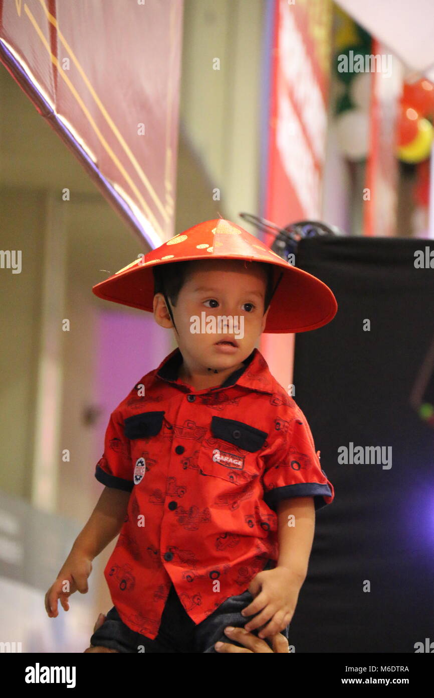Petit enfant avec un chapeau chinois célébrant le nouvel an chinois à Panama City, Panama Banque D'Images