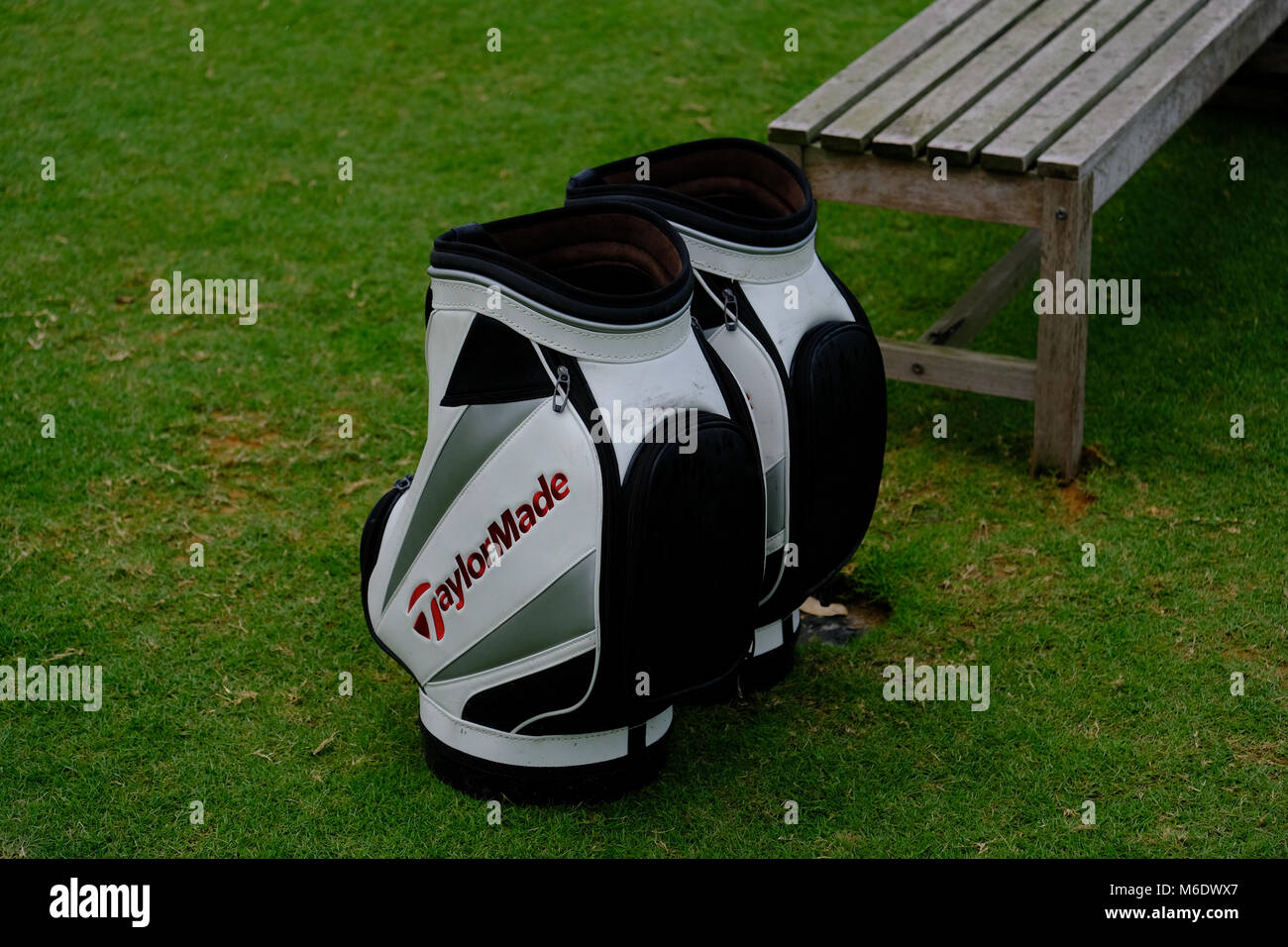 Couple de Taylormade Golf, Sacs de piscine par temps de pluie Banque D'Images