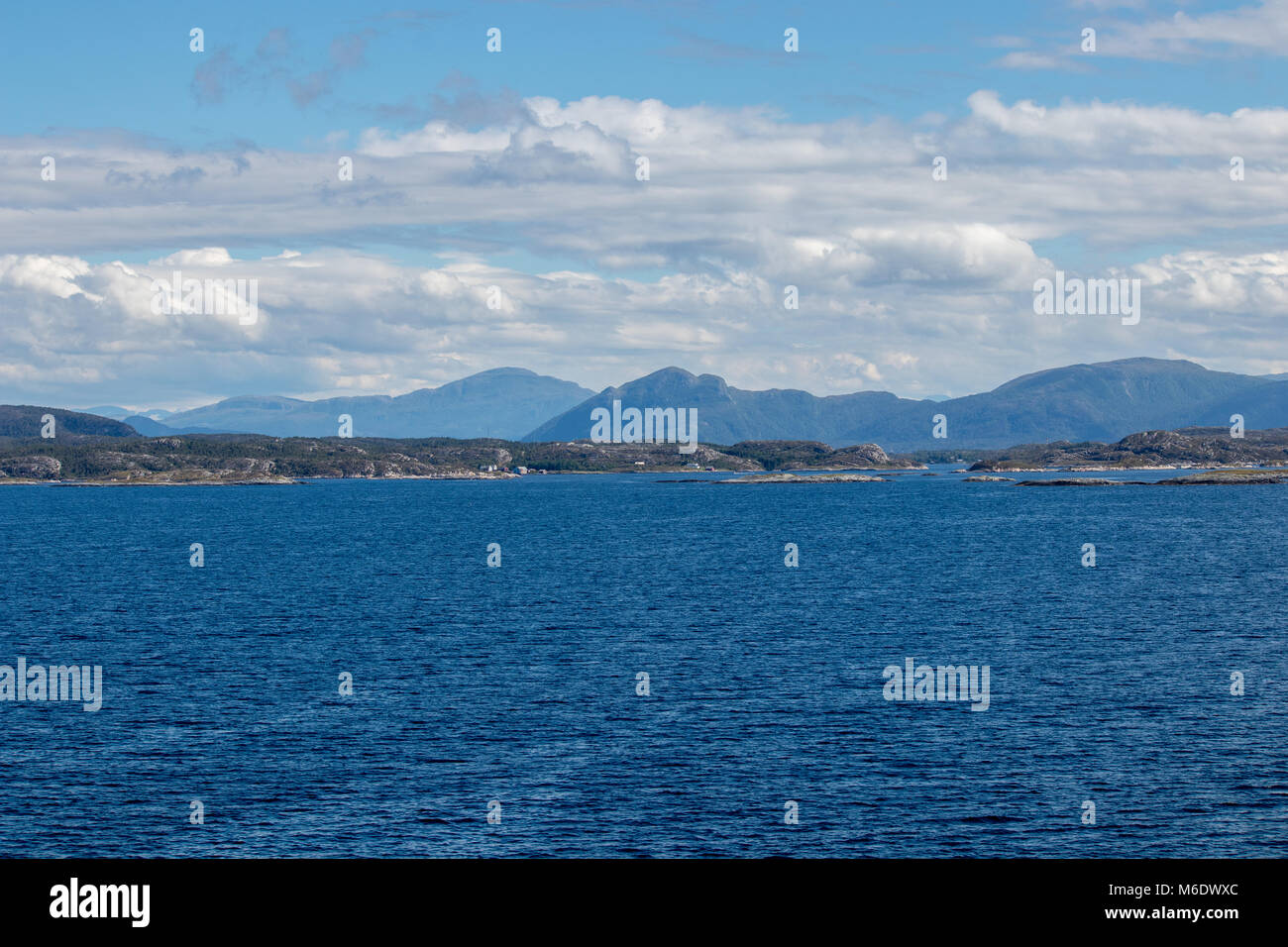 Beau paysage côtier entre Molde et Kristiansund en More og Romsdal comté en Norvège. Banque D'Images
